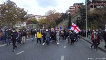 Как оппозиция в Грузии протестует против нового суда над Саакашвили