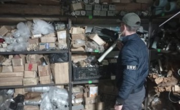Двое жителей Днепра почтой пересылали авиационные агрегаты и комплектующие к военной технике в страны ближнего зарубежья