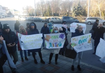 В Полтаве на митинге против застройки Приречного парка произошла стычка