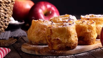 Простые и вкусные рецепты: как приготовить австрийский яблочный штрудель