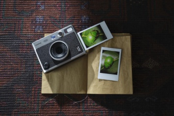 Новая камера Instax Mini Evo позволит вам перемещать фото между смартфоном