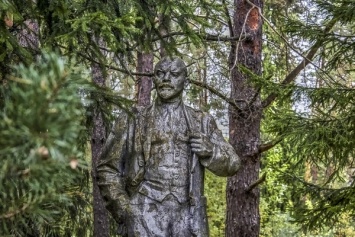 Памятник Ленину переоборудовали в писсуар