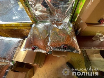В киоске в спальном районе Запорожье продавали на разлив "паленый" алкоголь