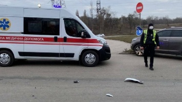 В Кривом Роге столкнулись Renault и Kia: пострадала 29-летняя девушка