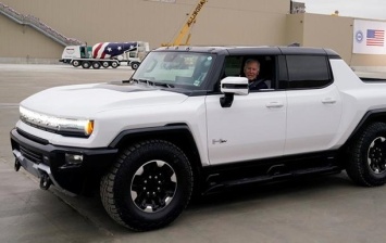 Байден провел "тест-драйв" электропикапа Hummer