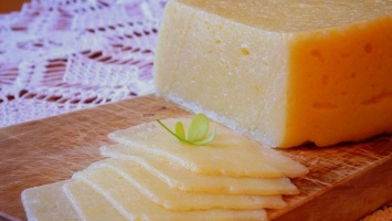Как приготовить твердый сыр дома: рецепт
