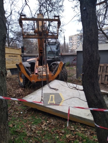 Толкают стариков и пугают тракторами: на поселке Котовского титушки прикрывают незаконное строительство
