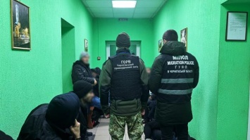 Пограничники не пустили группу мигрантов из Беларуси в Украину (ВИДЕО)