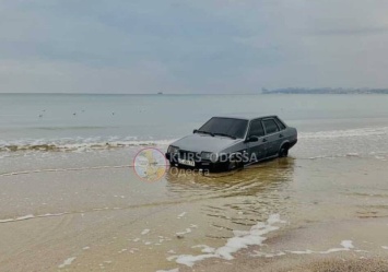 В Одессе наглый автолюбитель заехал прямо в море