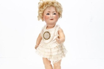 "Слишком пухлую" куклу королевы Елизаветы II выставят на продажу