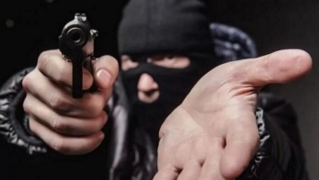В АНД районе Днепра мужчина, угрожая пистолетом, совершил разбойное нападение на СТО