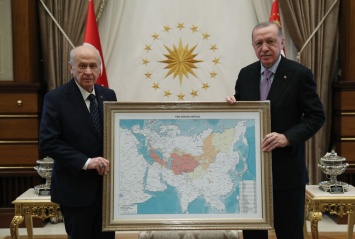 Эрдогану подарили карту «Тюркского мира» с указанием регионов России и ряда стран СНГ (ФОТО)