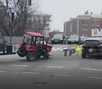 В Харькове трактор на ходу "потерял" колесо, но водитель не растерялся: появилось эпичное видео