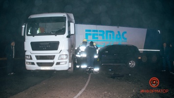 На трассе Днепр-Каменское Mercedes врезался в грузовик МАN: пострадала женщина