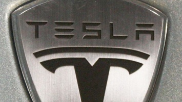 Владельцы Tesla пожаловались на сбой связи со своими машинами