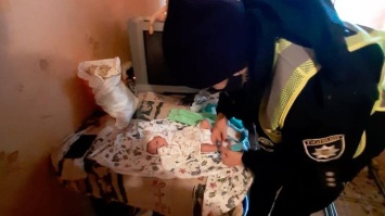 Ребенка еле спасли: в Черкассах горе-мать заснула на новорожденном (фото)