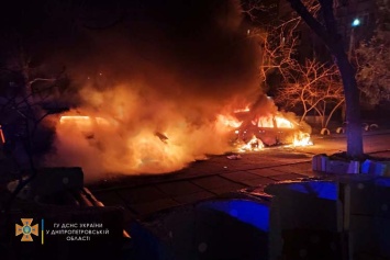 В Каменском в городском дворе сгорели два автомобиля