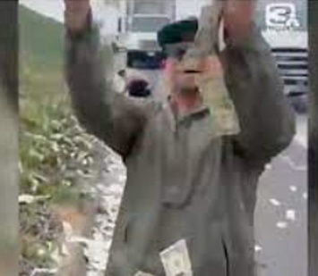В Калифорнии инкассаторы на дороге растеряли мешки с деньгами