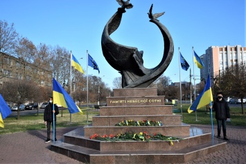 В день достоинства и свободы в Николаеве возложили цветы к памятнику Героев Небесной Сотни