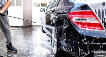 Тщательное мытье автомобиля облегчит дальнейшую очистку кузова от снега