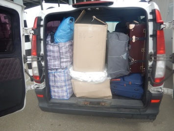 Женщина попыталась незаконно провезти в Крым более 40 кг одежды