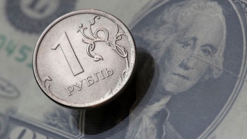 Российский рубль ослаб к доллару до уровня августовских показателей