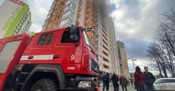 В Киеве горела 16-этажка, люди застряли в лифте (ВИДЕО)