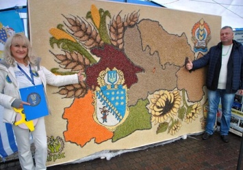 В Книгу рекордов Украины попала карта Днепропетровщины из зерна