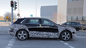 Audi вывела на тесты обновленный E-Tron: фото