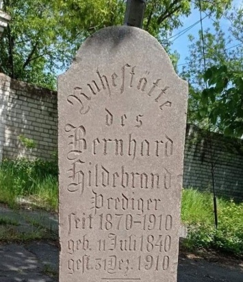 Запорожские ученые нашли в балке надгробие с могилы меннонитского пастора