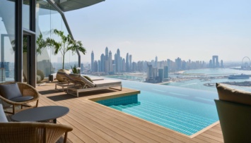 В Дубае открылся самый высокий в мире панорамный бассейн (фото)
