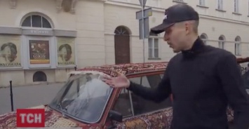Львовский блогер сделал ковровый тюнинг своим "Жигулям": горожане в восторге, полицейские - нет (ВИДЕО)