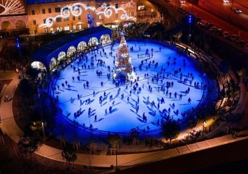 На Демеевской площади откроют зимний городок с елкой и катком