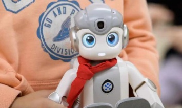 Роботы в детсадах Южной Кореи готовят детей к новому будущему (ФОТО)