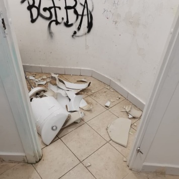 В Ялте нашли хулиганов, устроивших погром в общественном туалете