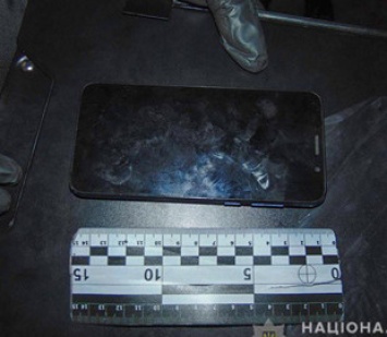 В Киеве местный житель украл телефон у собутыльника и скрылся