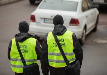 Сколько на самом деле зарабатывают инспекторы по парковке в Киеве