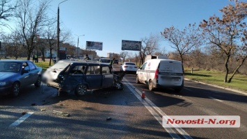 В Николаеве тройное ДТП: водитель одной из машин вылетел через ветровое стекло