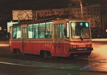 В Одессе неизвестные разбили окно трамвая банкой из-под Nutella: пострадал человек