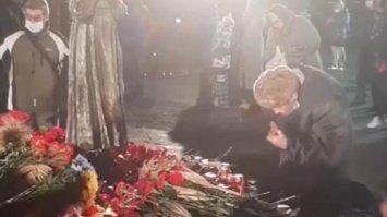 В Киеве пенсионер ел хлеб с мемориала Голодомора (видео)