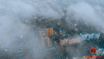 Словно облака опустились: в Днепр пришел туманный закат