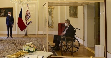 Фотофакт: Президент Чехии назначил нового премьера, сидя в стеклянной клетке