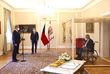 Президент Чехии назначил нового премьера, находясь в стеклянной клетке