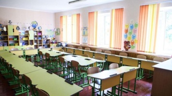 В Одессе во время урока на школьников рухнул потолок (видео)