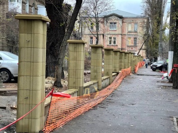 В некогда зеленом дворе на Мариинской срубили большую часть насаждений и ставят новую ограду
