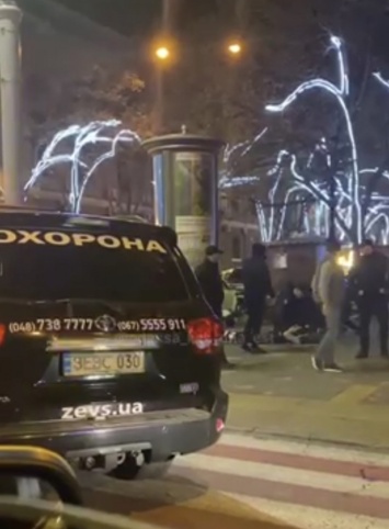 Учредитель агентства "ЗЕВС" вместе с охранниками спас мужчину, на которого напали заезжие спортсмены-хулиганы в центре Одессы