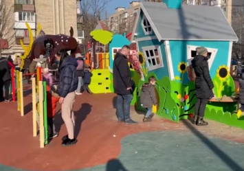 На Русановской набережной появилась ультрасовременная детская площадка