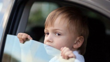 Заперли в машине ребенка: во Львове правоохранители спасли малыша