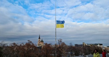 Фотофакт: Из-за сильного ветра в Харькове пришлось приспустить флаг Украины на самом высоком флагштоке