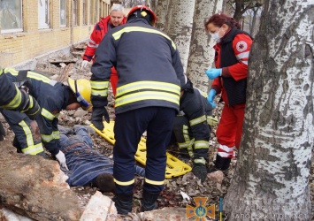 В Запорожье обрушился балкон заброшенного здания - обломками зажало мужчину